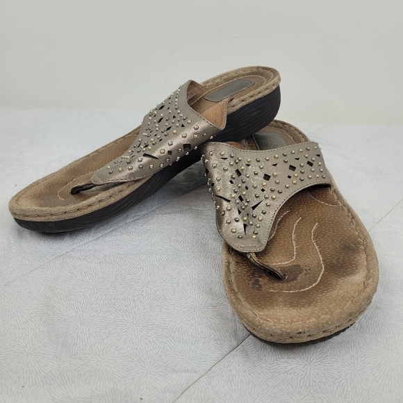 Clarks Artisan gold metallic leather thong sandals studs boho vacation edgy 9.5 - Picture 3 of 11